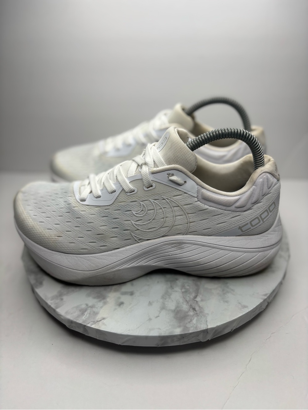 Size 8.5- Topo Athletic Atmos running shoes in white